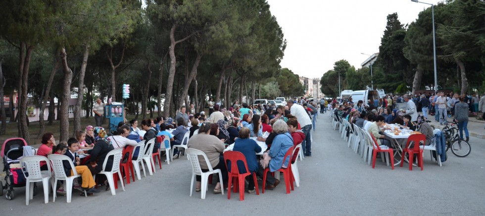 GELİBOLU BELEDİYESİ’NİN SOKAK İFTARLARI SÜRÜYOR