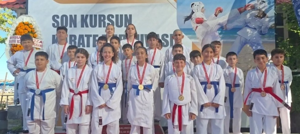 Gelibolulu Karateciler Balıkesir’den Madalyalarla Döndü