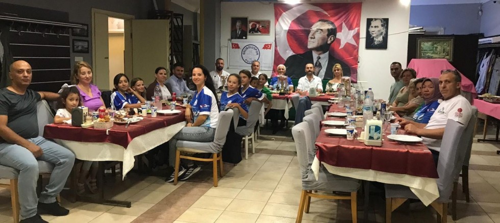 Geliboluspor Yönetimi Sporcularıyla Yemekte Buluştu