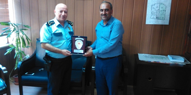 GENÇ’ TEN iŞ ADAMI MEHMET ÇAKICI’ YA TEŞEKKüR PLAKETi