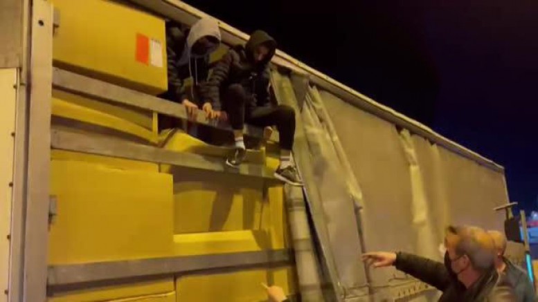Gizlice Bindikleri Tır Dorsesinde Yakalandılar