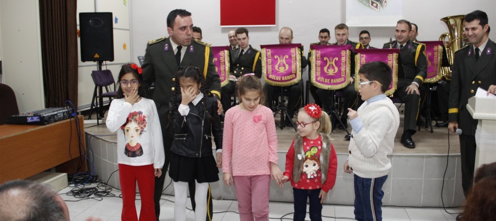 GöRME ENGELLi öĞRENCiLERE BANDO SüPRiZi