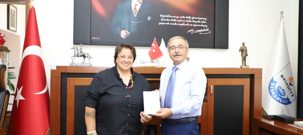 “Hayata Dair” Kitabını Hediye Etti
