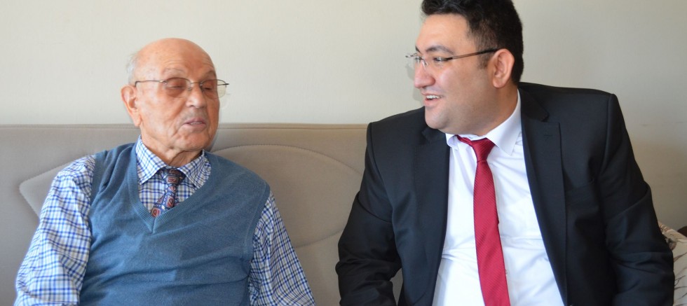 İLÇE MİLLİ EĞİTİM MÜDÜRÜ KARACA EMEKLİ ÖĞRETMEN ÖZCAN’I ZİYARET ETTİ