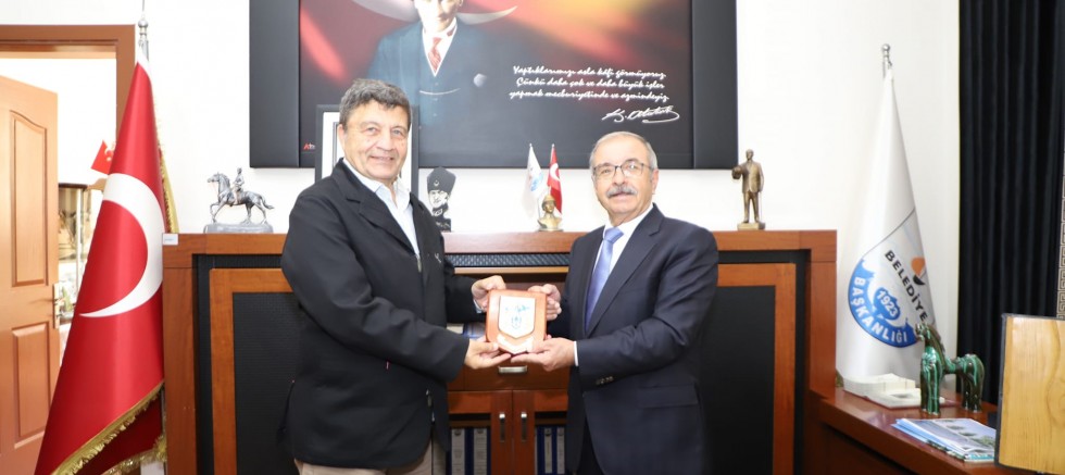 İngiltere’den Gelen Plaket Başkan Özacar’a Teslim Edildi