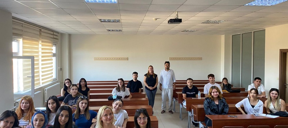 İş Kulübü, Öğrencilere Eğitim Düzenledi