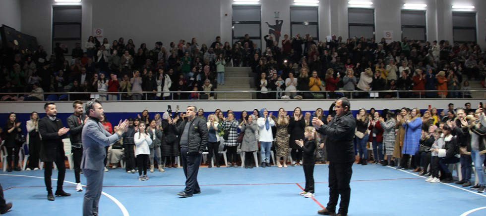 Kadınlar Günü’nde Düzenlenen Festivalin İlk Gecesi Coşkuyla Geçti