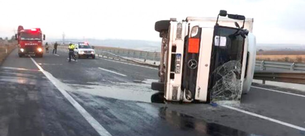 Kamyon Bariyerlere Çarptı: 1 Yaralı