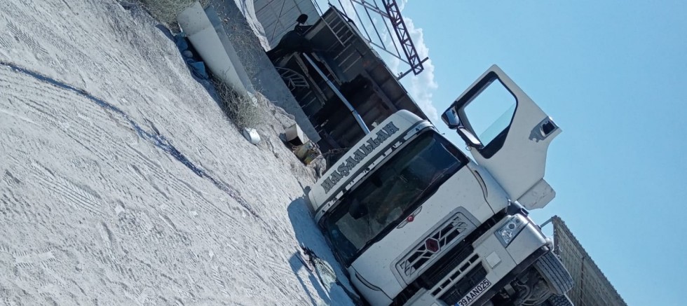Kamyon Devrildi 1 Kişi Yaralandı