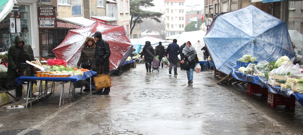 Kar ve Soğuk Pazar Esnafını Vurdu