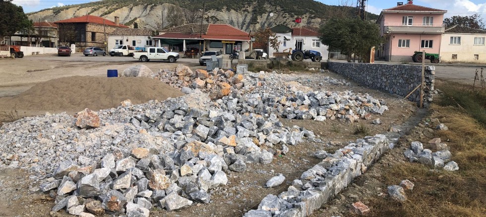 Karainebeyli Köyünde Meydan Düzenlemesi