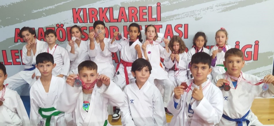 Karateciler, Yarışmadan Madalyalarla Döndü