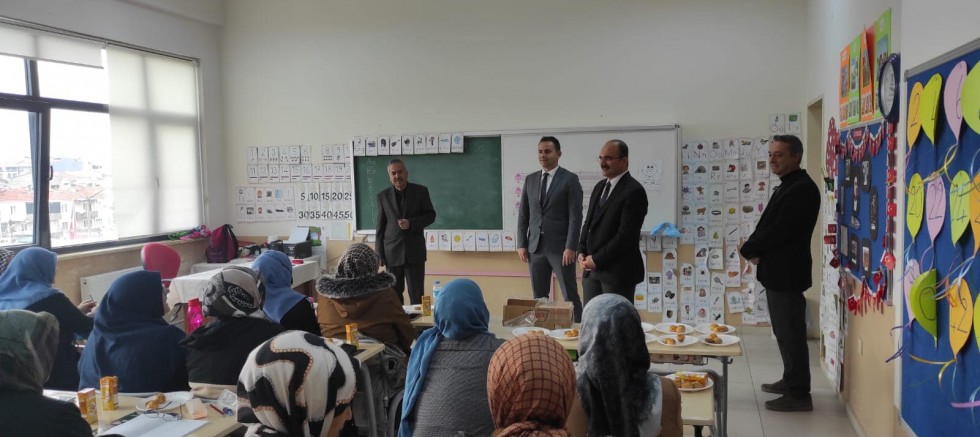 Kaymakam Abacı, Okuma Yazma Kursunu Ziyaret Etti