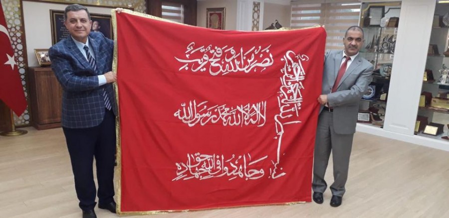 Kaymakam Hakan Kılınçkaya’ya Mevlevi Sancağının replikası hediye edildi