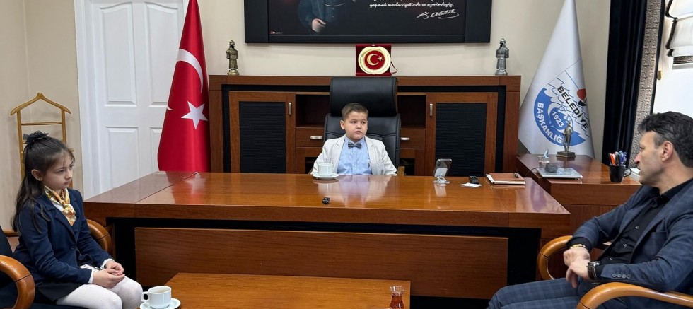 Koltuğunu Çocuklara Devretti