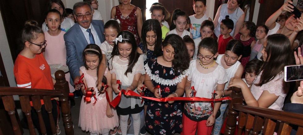 MAVi ÇiZGi SANAT ATÖLYESi ESERLERiNi SERGiLEDi