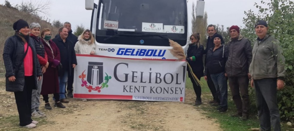 Meşe Palamutları Toprakla Buluştu