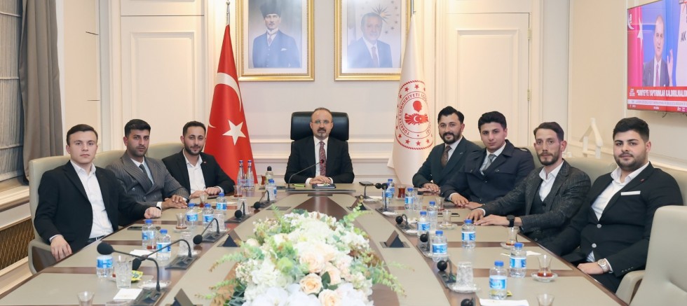 ‘Meşru Siyaset Zemini Gençlik Kollarıdır’