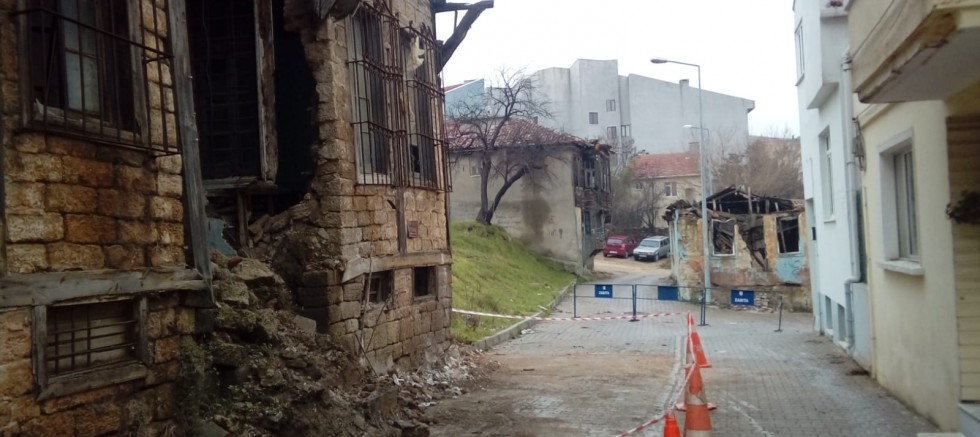 METRUK BİNALAR  TEHLİKE SAÇIYOR!
