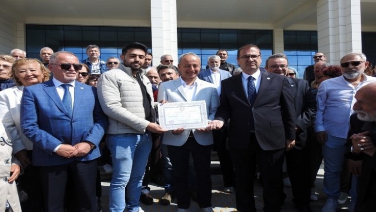 Milletvekili Uz, Mazbatasını Aldı