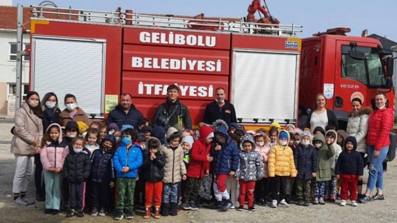 Minik Öğrenciler İtfaiyeciliği Öğreniyor