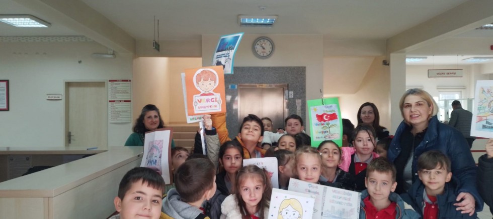 Minik Öğrencilerden Vergi Dairesine Anlamlı Ziyaret