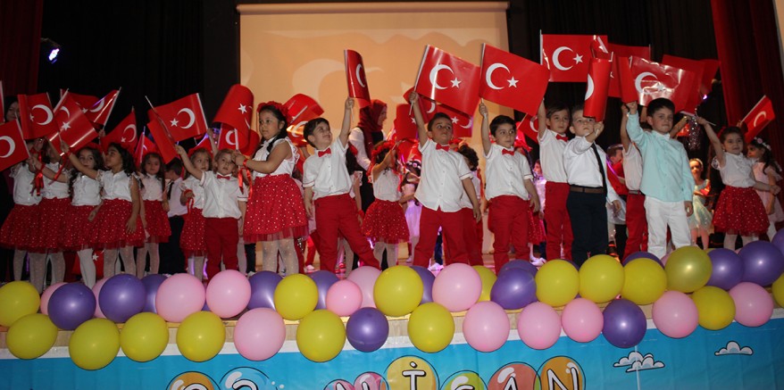 MİNİK ÖĞRENCİLERİN COŞKULU 23 NİSAN KUTLAMASI