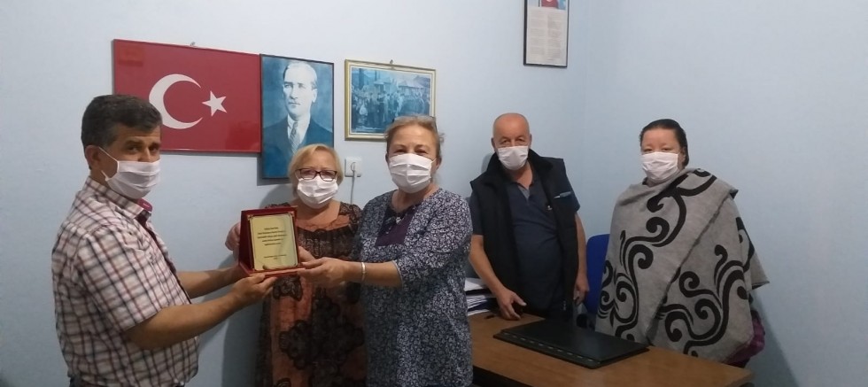 Muhtarlardan  Dost Patiler Derneğine Teşekkür Plaketi