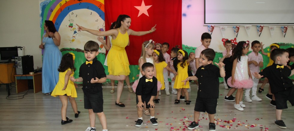 Neşeli Minikler Anaokulu’ndan Renkli Yıl Sonu Gösterisi