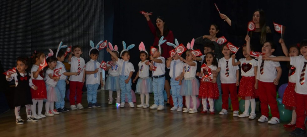 Neşeli Miniklerden 23 Nisan Gösterisi