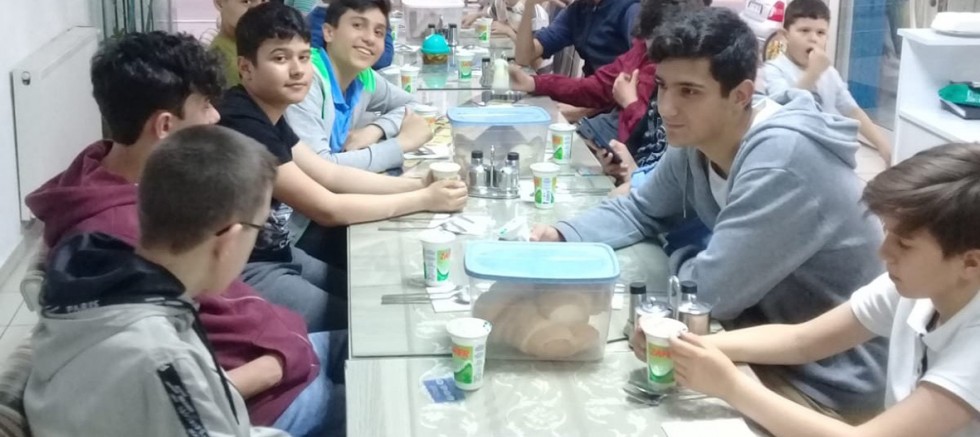 Öğrenciler İftar Sofrasında