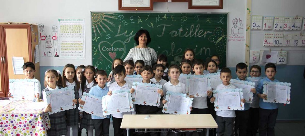 Öğrenciler Karne Sevinci Yaşadı