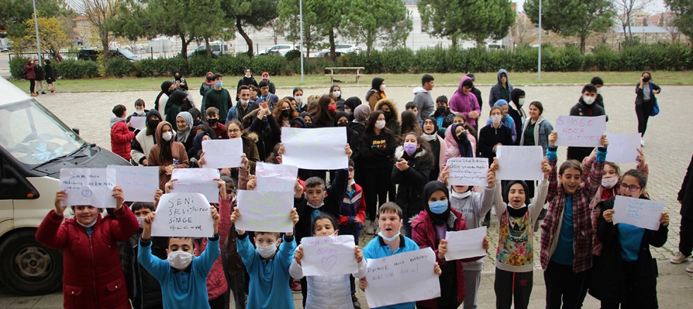 Öğrenciler Müdürleri İçin Eylem Yaptı