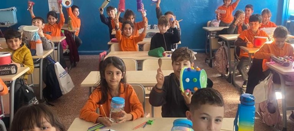 Öğrenciler, Tasarladıkları Müzik Aletleriyle Ritim Çalışıyor