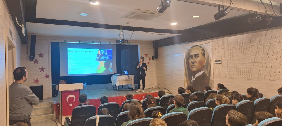 Öğrenciler Teknolojik Araçlar Konusunda Bilgilendirildi