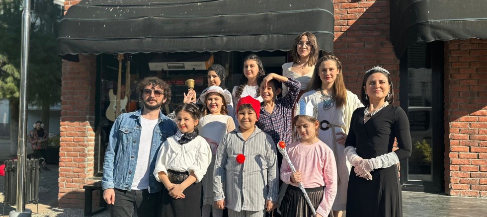 Öğrencilerden Dünya Tiyatro Günü Yürüyüşü