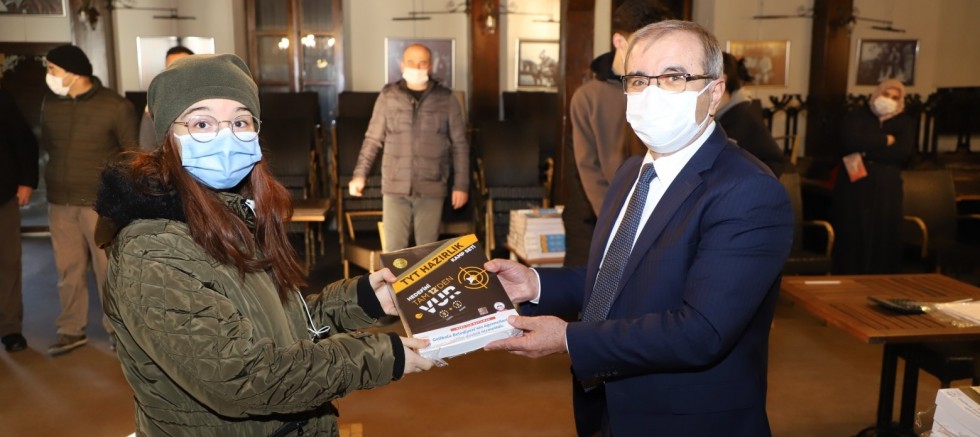 Öğrencilere Kitaplar Dağıtılmaya Başlandı