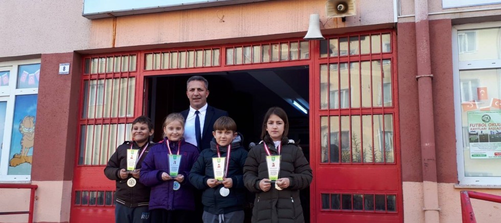 öĞRENCiLERE PLAKET VERiLDi