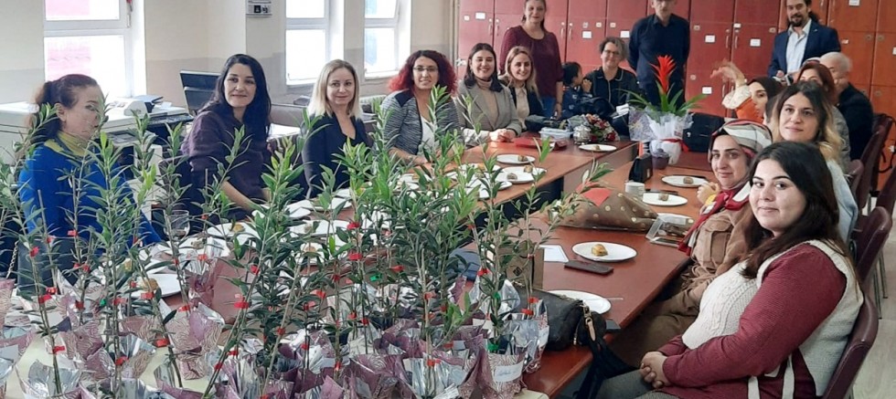 Öğretmenler 200 Adet Zeytin Fidanı Dağıttı