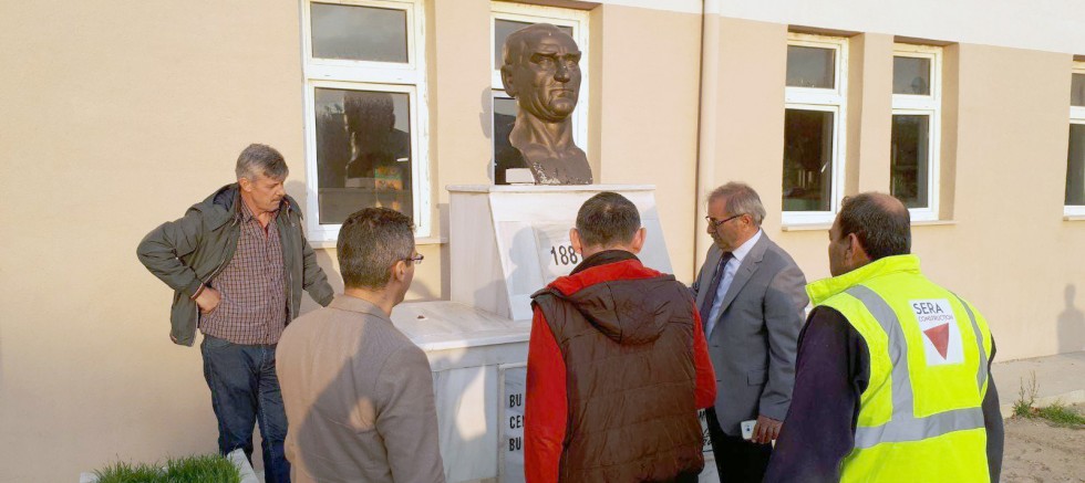 Okul Bahçesindeki Atatürk Büstü Belediye Tarafından Yenilenecek