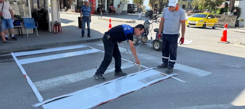 Okul Önlerindeki Yaya Çizgileri Yenileniyor