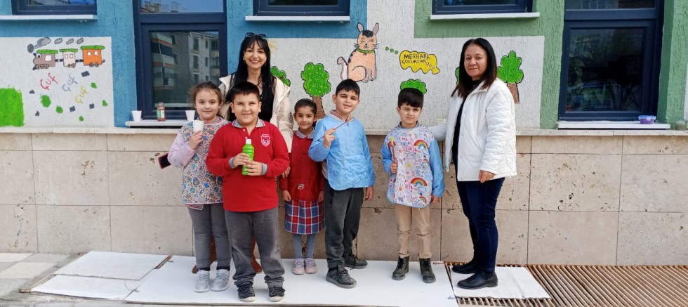 Okullarını Güzelleştirmek İçin Duvarlarına Resim Çizdiler