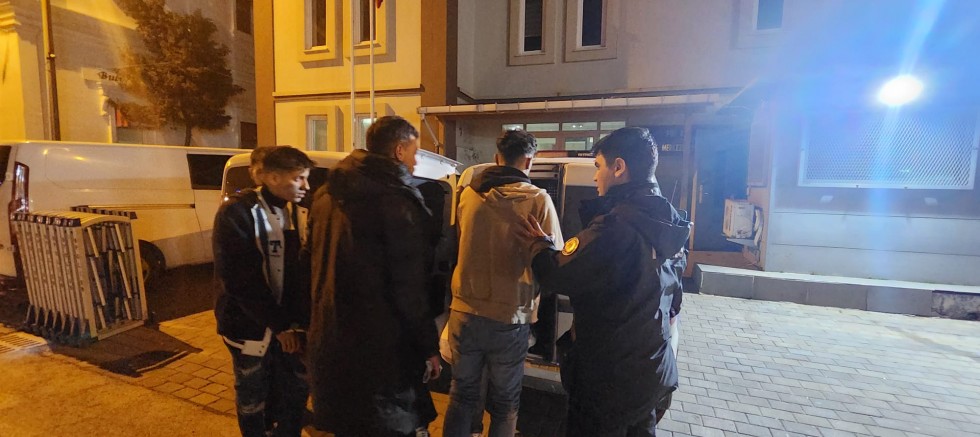 Oturma İzni Olmayan 4 Kaçak Göçmen Yakalandı