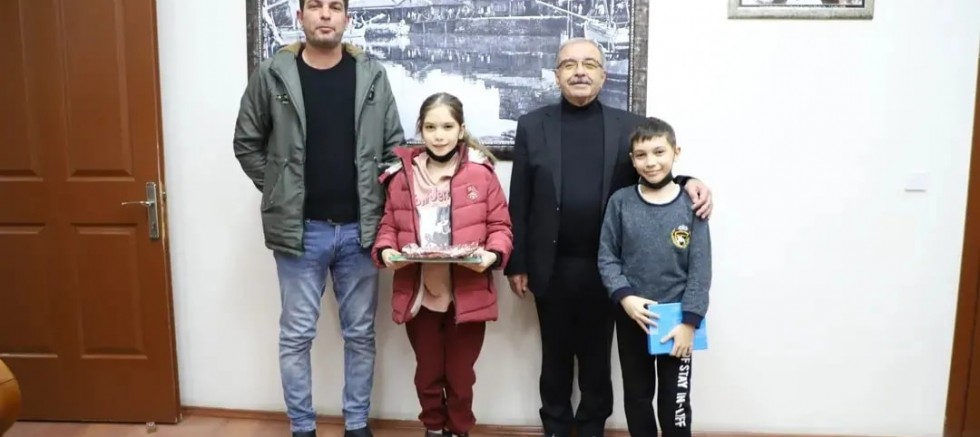 Özacar’dan Yarışmada Birinci Olan Öğrenciye Hediye