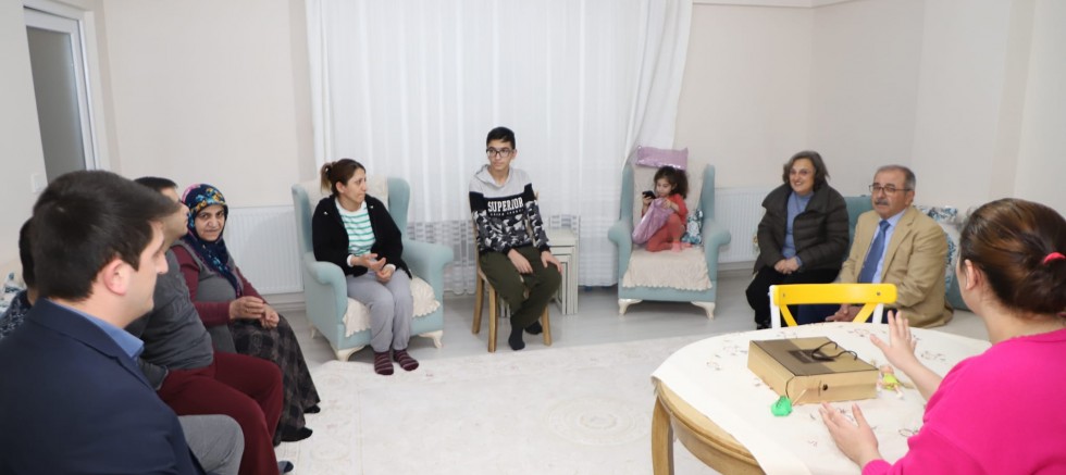 Özacar, Depremzede Ailelere Ziyaretlerini Sürdürüyor
