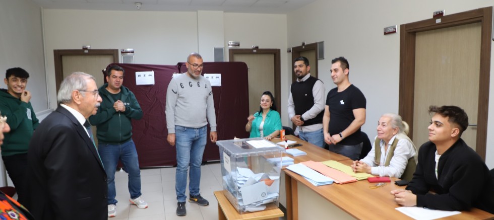 Özacar, Sandık Görevlilerini Ziyaret Etti