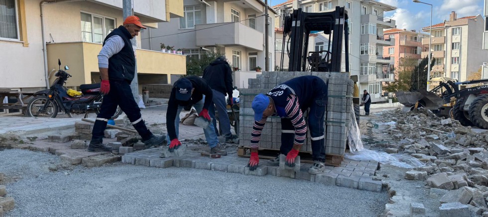 Parke Taş Bakım ve Onarım Çalışmaları Sürüyor