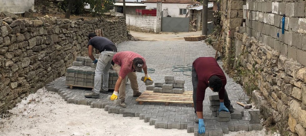 Pazarlı Köyünde Parke Taşı Çalışması Başladı