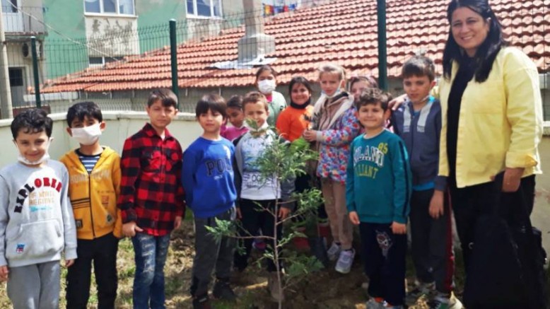 Piri Reis İlkokulu Öğrencileri Fidan Dikti