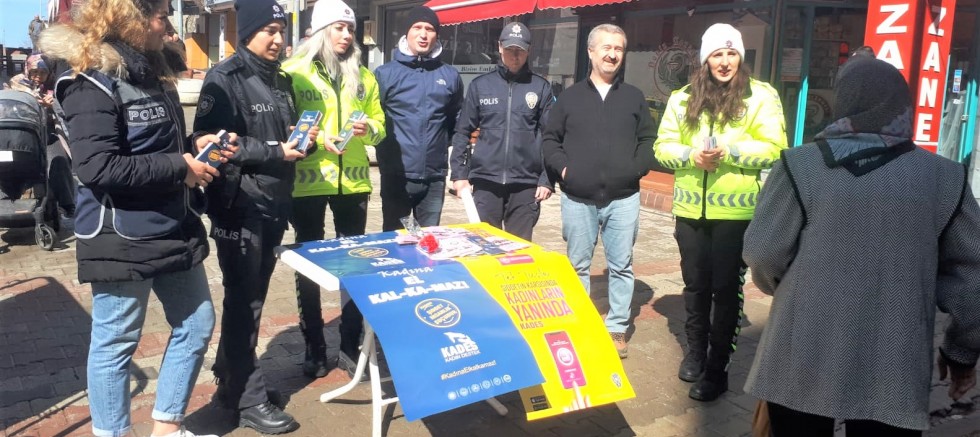 Polis, Kadınlar Gününde Karanfil Ve Broşür Dağıttı